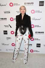 Tumben! Miley Cyrus Tampil Tertutup di Pesta Oscar