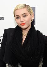 Tumben! Miley Cyrus Tampil Tertutup di Pesta Oscar