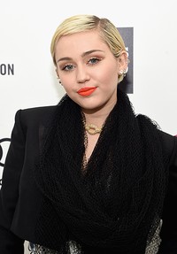 Miley menghiasi penampilannya dengan aksesori dari Lorraine Schwartz. Jamie McCarthy/Getty Images for EJAF/detikFoto.