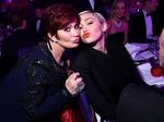 Tumben! Miley Cyrus Tampil Tertutup di Pesta Oscar