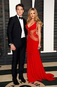 Kekasih Miles Teller yang berprofesi sebagai model itu tampil superseksi dibalut gaun merah menyala. REUTERS/Danny Moloshok/detikFoto.