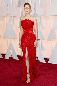 Bintang film 'Gone Girl' itu menawan tampil dalam balutan gaun merah dengan belahan tinggi sepaha. Jason Merritt/Getty Images/detikFoto.