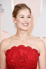 Flawless... Rosamund Pike Merah Mempesona di Oscar 2015