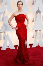 Flawless... Rosamund Pike Merah Mempesona di Oscar 2015