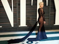 Rita Ora langsung menjadi pusat perhatian di pesta Oscar Vanity Fair 2015. REUTERS/Danny Moloshok/detikFoto.