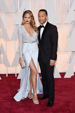 Seksinya Istri John Legend di Red Carpet Oscar 2015