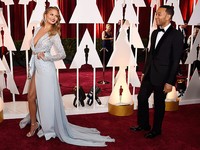 John Legend pun tak dapat melepas pandangannya dari sang istri tercinta. Frazer Harrison/Getty Images/detikFoto.