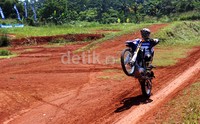 Wungggg! Setir motor diangkat. Motor berkapasitas 250 cc ini enak dikendarai. Pool/Luthfi Andika/detikFoto.