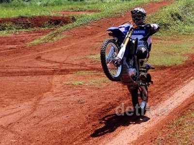 Terbang di Atas Tanah Bareng WR250R