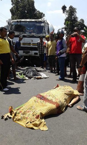Ayah Ibu dan Anak Tewas Ditabrak Truk Molen di Binjai