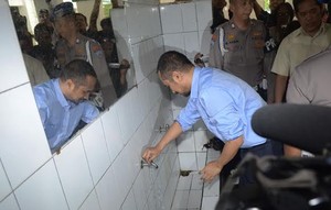 Abraham Samad pun Sampai Mendapat Pengawalan Ketat Saat Jeda Salat Zuhur