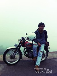 Narsis bersama motor tua Narsis bersama motor tua