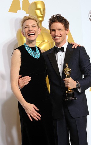 Gara-gara Cate Blanchett, Eddie Redmayne Gemetar di Panggung Oscar