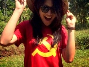 Heboh Puteri Indonesia Pakai Kaus Palu Arit