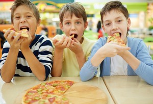 Studi: Junk Food Membuat Kebiasaan Makan Orang di Dunia Semakin Buruk