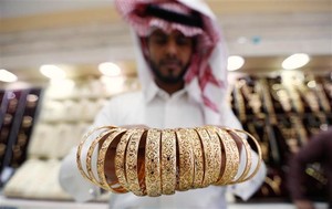 Raja Arab Bagi-bagi Bonus Rp 384 Triliun, Emas dan Jam Rolex Laris Manis