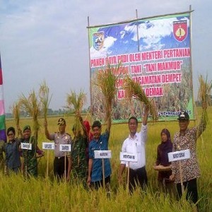Jawab Kuis dari Mentan Amran, Petani Dapat Hadiah Ballpoint Menteri