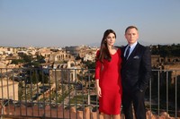 Daniel Craig dan Monica Bellucci saat berpose di sesi foto 'Spectre'. Vittorio Zunino Celotto/Getty Images/detikFoto.