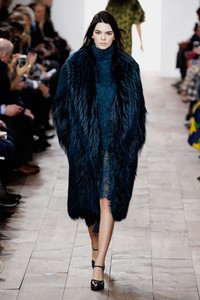 Kenakan coat bulu berwarna biru, Kendall terlihat menawan. JP Yim/Getty Images/detikFoto.