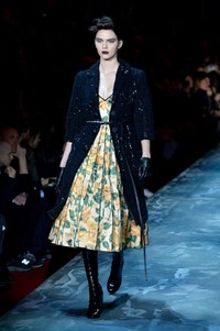 Tampil gotik di show Marc Jacobs, Kendall jadi sorotan fotografer. Ian Gavan/Getty Images/detikFoto.