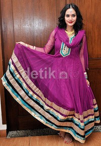 Masayu bergaya ala perempuan India dengan busana sari. Pool/Noel/detikFoto.