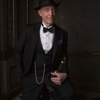 Ini gaya peraih Oscar J.K. Simmons. Despite what you said in #Whiplash...good job, J.K. Simmons! Go to VF.com for more #VFOscarParty portraits by @markseliger. (Instagram/Vanity Fair)