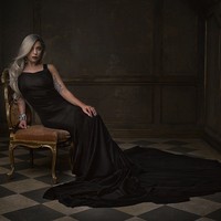 Penyanyi Lady Gaga berpose di depan kamera Mark Seliger. The @markseliger studio is alive with the sound of @ladygaga #vfoscarparty (Instagram/Vanity Fair)