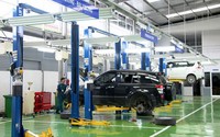 Selain showroom dan bengkel, fasilitas, sarana dan peralatan yang sesuai dengan standar Suzuki yang modern, outlet Mitra Suzuki - Banjarmasin dan Mitra Suzuki - Sampit  juga dibangun dengan konsep desain bangunan dan eksterior serta interior yang modern dan terkini. Pool/Suzuki.