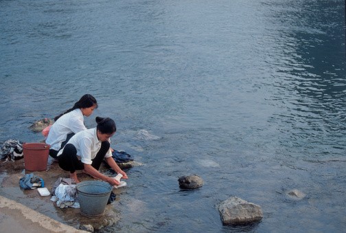 Hati-hati! Ngucek Cucian Sambil Jongkok Risikonya Nyeri Punggung
