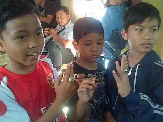 Ya Ampun! Bocah-bocah SD ini Juga Jadi Penggila Akik Ya Ampun! Bocah-bocah SD ini Juga Jadi Penggila Akik