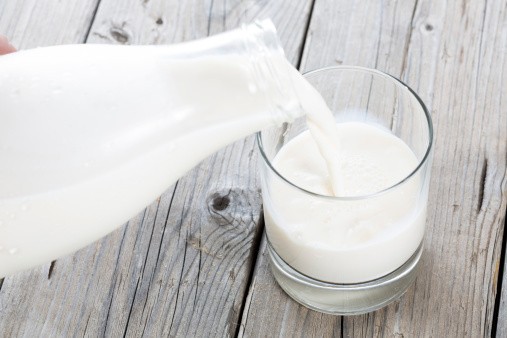 Atasi Batuk Pada si Kecil dengan Susu, Madu dan Air Hangat
