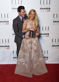 Lewat aksinya itu, Luke Evans dan Ellie Goulding sukses menjadi sorotan. Keduanya Gareth Cattermole/Getty Images/detikFoto.