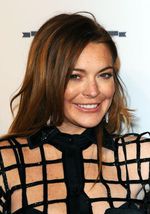 Kenakan Blus Jaring, Lindsay Lohan Pamer Bra