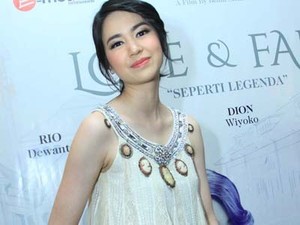 Berlogat Sunda, Rio Dewanto dan Laura Basuki Belajar Keras