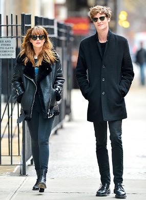 Fifty Shades of Grey Sukses, Dakota Johnson Diputus Pacar