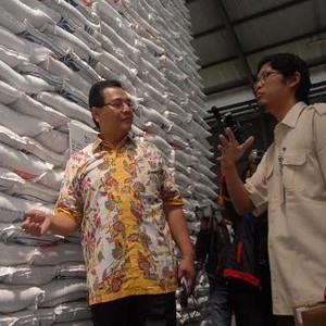 Sidak ke Gudang Bulog, Anggota DPR Kaget Ada Beras yang Sudah Bulukan