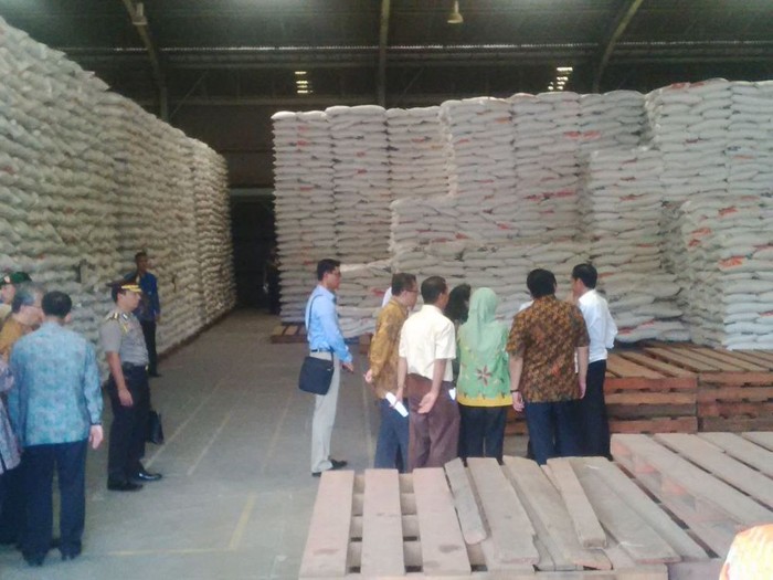 Jokowi Gelar Rapat Dadakan di Tengah Tumpukan Beras