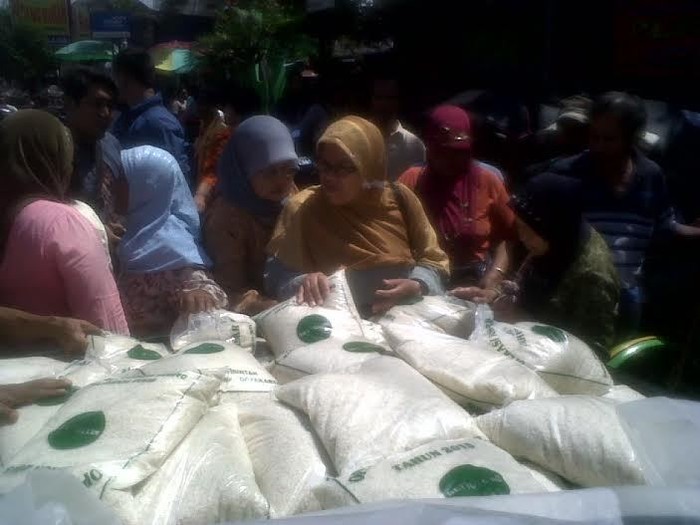 Dijual Miring, Beras Operasi Pasar di Yogya Diserbu Warga