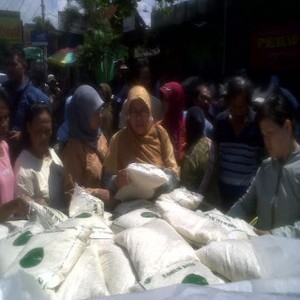 Dijual Miring, Beras Operasi Pasar di Yogya Diserbu Warga