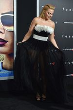 Gaun Hitam Menerawang Margot Robbie