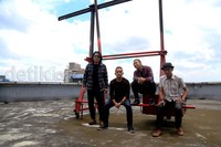 Ada Indra pada vokal, Aang pada drum, Ipul pada bass, dan Iwan pada gitar.