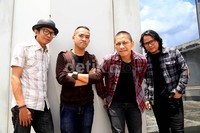 Setelah sukses merilis single kolaborasi bersama Endang Soekamti bertajuk 'Terlatih Patah Hati', The Rain tengah bersiap untuk single kedua mereka.