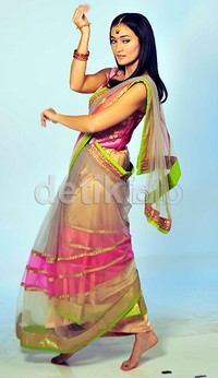 Atiqah Hasiholan berbusana dan menari ala perempuan India. Pool/Noel/detikFoto.