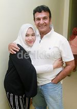 Mesranya Santi Peluk-peluk Mark Sungkar