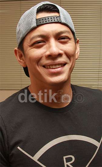 Gaya Ariel dengan Topi Snapback, Keren Nggak?