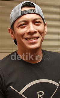 Gaya Ariel dengan topi snapback. Pool/Gus Mun/detikFoto.