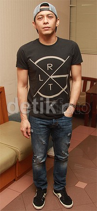 Kenakan topi snapback yang dipadu kaus hitam, celana jeans robek-robek dan sepatu hitam, Ariel tampil kasual. Pool/Gus Mun/detikFoto.