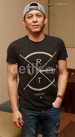 Gaya Ariel dengan Topi Snapback, Keren Nggak?
