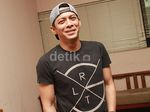 Gaya Ariel dengan Topi Snapback, Keren Nggak?