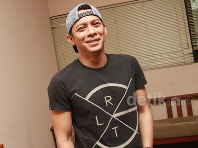 Gaya Ariel dengan Topi Snapback, Keren Nggak?